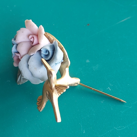 P0062 Vintage Signed AJC Goldtone Hummingbird with Flowers Brooch Pin - Picture 9 of 12